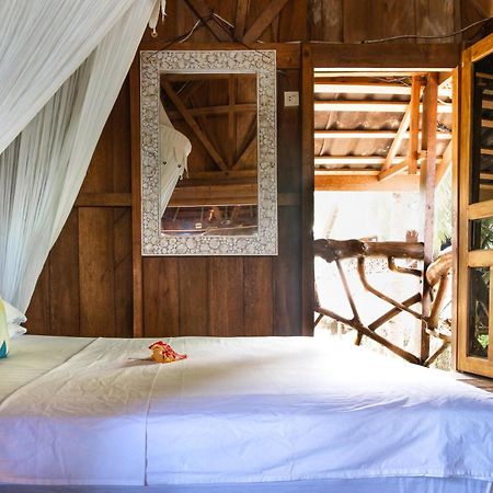 Hotel Mentawai Surf Camp à Muarasiberut Extérieur photo